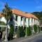 Les Troupes Apartments