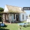 Ferienhaus am Strand zwischen B�umen und Palmen