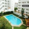 Urbanización con piscina y zonas verdes.